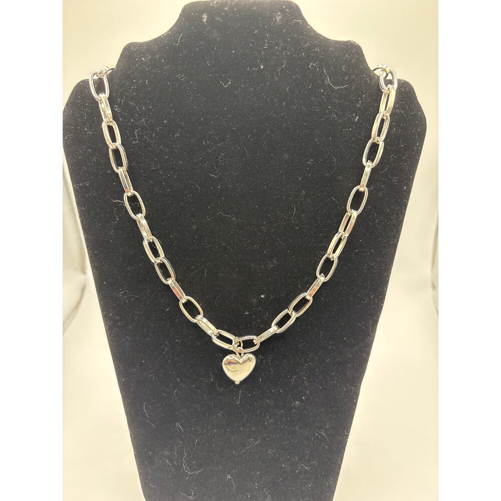 Silver toned wide chain heart pendant 17” necklace